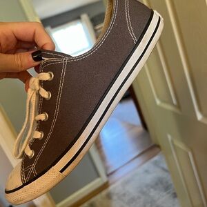 Women’s converse size 9